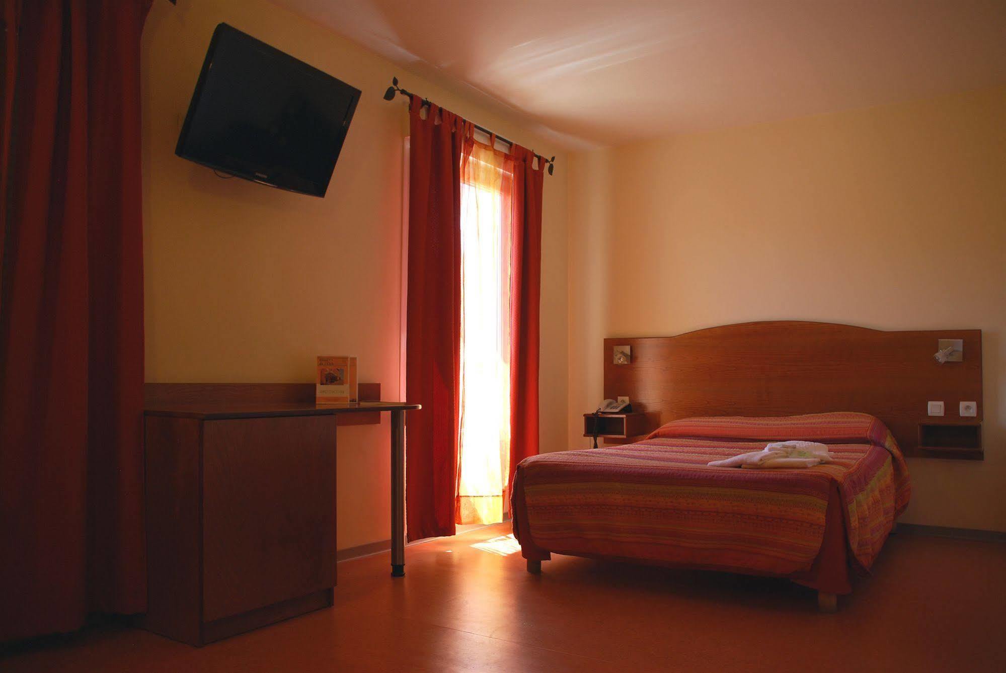 Hotel De L'Orb Bédarieux Zewnętrze zdjęcie